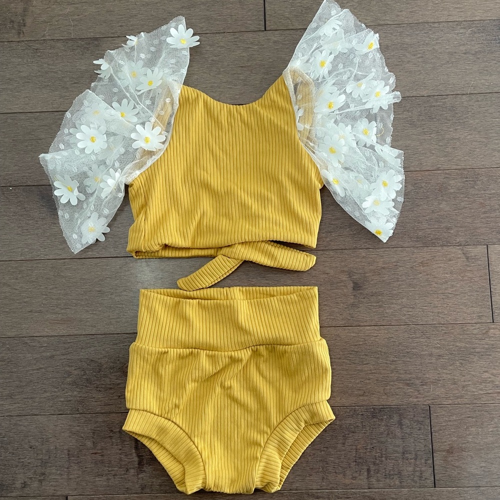 Daisy flutter sleeve set